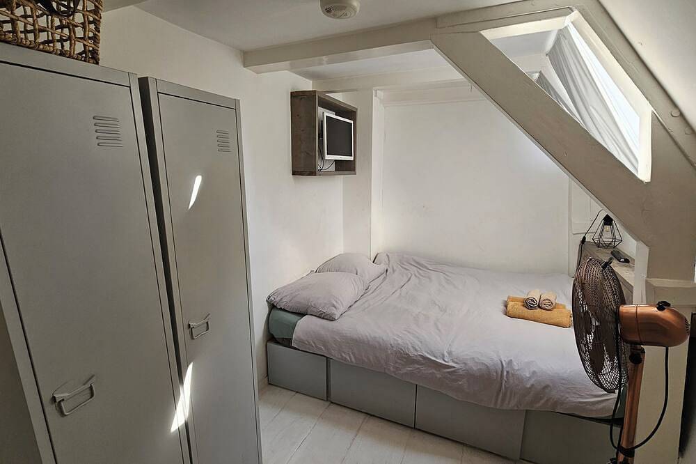 Two bedroom apartment in historic Canalhouse from 1618 - City centre in Dutch Coast