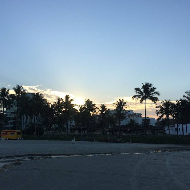 Ganze Wohnung, Apt Riviera de São Lourenço Fuß in den Sand, mit schöner Aussicht auf das Meer in Praia São Lourenço, Bertioga