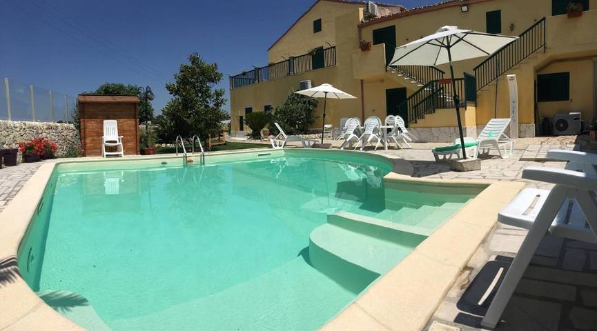 Rustico per 7 persone, con Balcone e Terrazza nonché Idromassaggio e Giardino a Ragusa