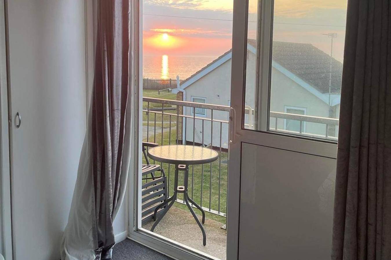 Villa - Sleeps 6 - Pets Ok - Pool - Parking in Lowestoft, The Broads