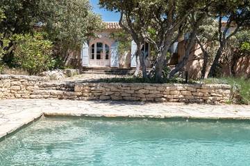Gîte pour 6 personnes, avec jardin et terrasse, animaux acceptés à Joucas