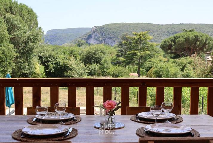 Tente pour 4 personnes, avec Terrasse et Jardin ainsi que Piscine et Vue dans Gorges de l’Ardèche