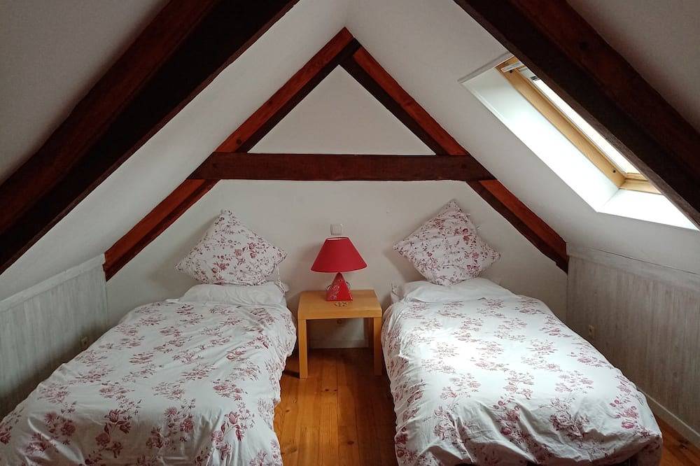 Charming Breton farmhouse. Hiking, beach 30 minutes away. Ideal for families. in Bourbriac, Guingamp Region