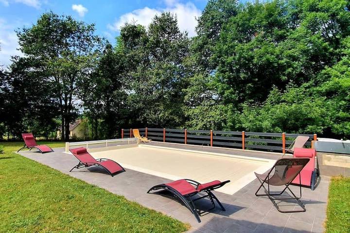 Location de vacances pour 6 personnes, avec vue ainsi que piscine et jardin, animaux acceptés à Ladignac-le-Long - 2