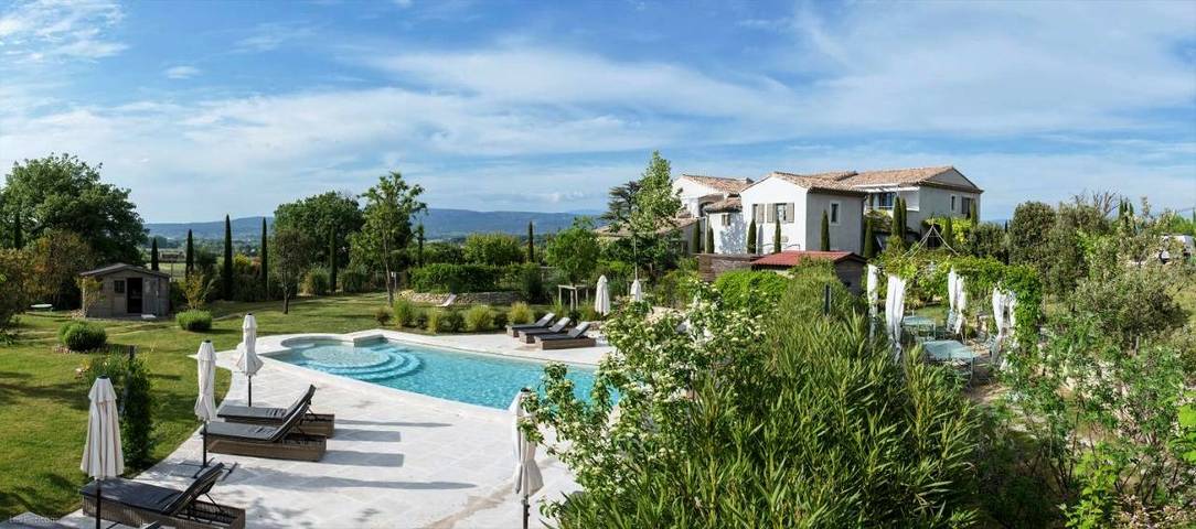 Appart’hôtel pour 2 personnes, avec Balcon et Terrasse ainsi que Jardin et Piscine à Oppède