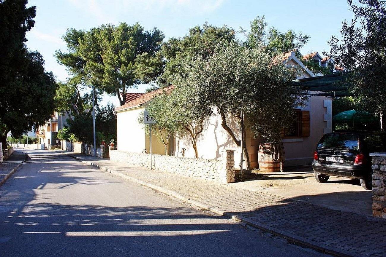 Two bedroom house with terrace Mirca, Brač K-24033 in Mirca, Supetar