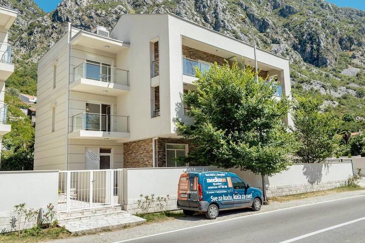 Gîte pour 2 personnes, avec terrasse et vue, animaux acceptés dans Risan - 4