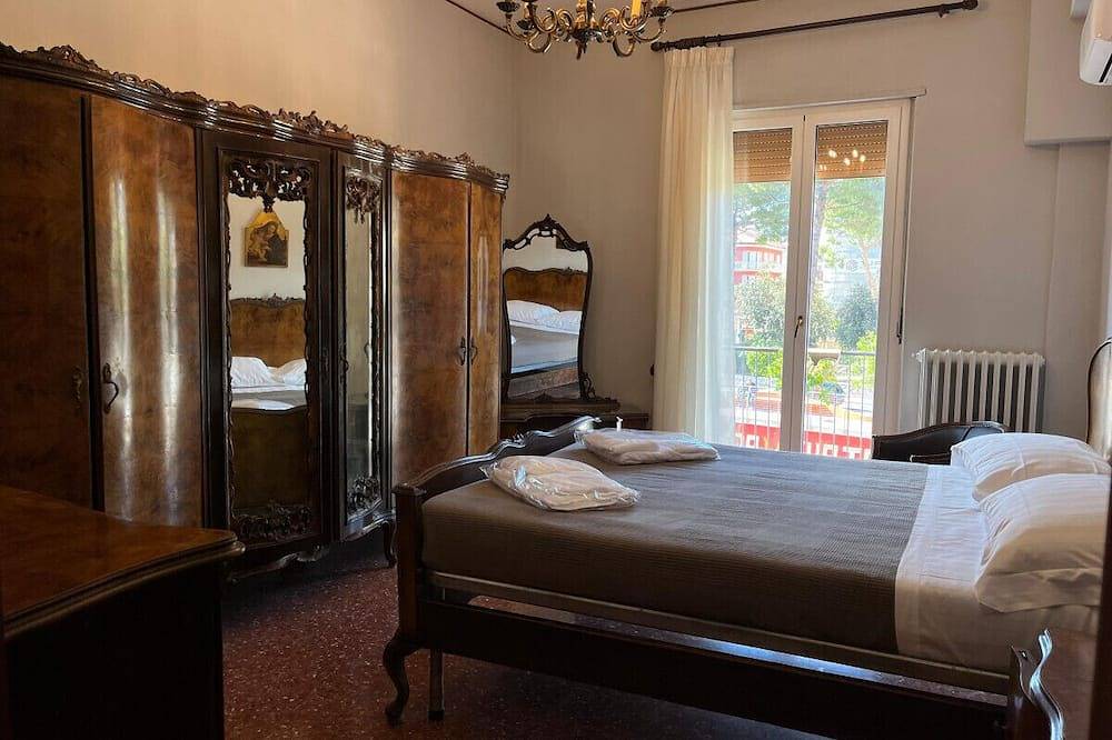 Entire apartment, Art House Downtown luxury stay in San Benedetto del Tronto, Riviera delle Palme