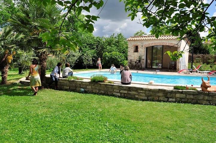 Gîte pour 4 personnes, avec Terrasse ainsi que Jardin et Piscine
