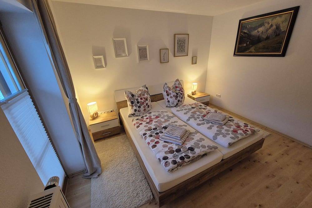 Ganze Wohnung, Neue, gemütliche Fewo mit Terrasse und Bergblick inmitten der Ammergauer Alpen in Unterammergau, Bayerische Alpen