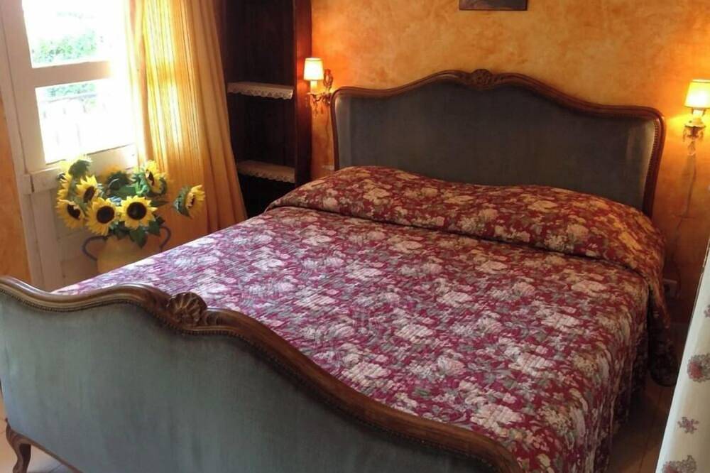 Entire apartment, Gauguin - Bright family apartment with terrace and park view in Fourques, Nimes region