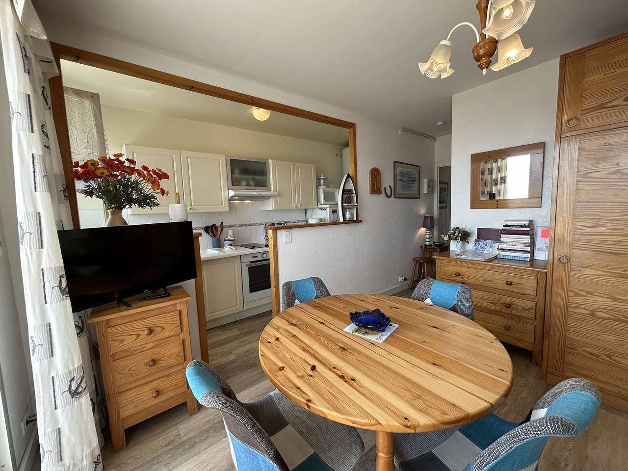 Entire apartment, Studio Cabin Sleeps 4 with Balcony and Parking - Saint-Jean-de-Monts in Saint-Jean-de-Monts, Vendée
