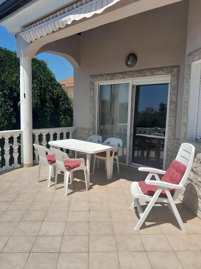 A holiday home "Michel" with a large terrace in Juricani, Umag und Umgebung