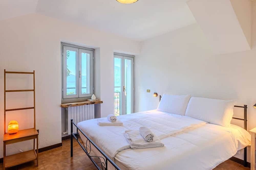 Prachtig vrijstaand vakantiehuis met Wifi, Tv, patio, panorama en huisdieren toegestaan in Dervio, Westelijke Orobie-Alpen