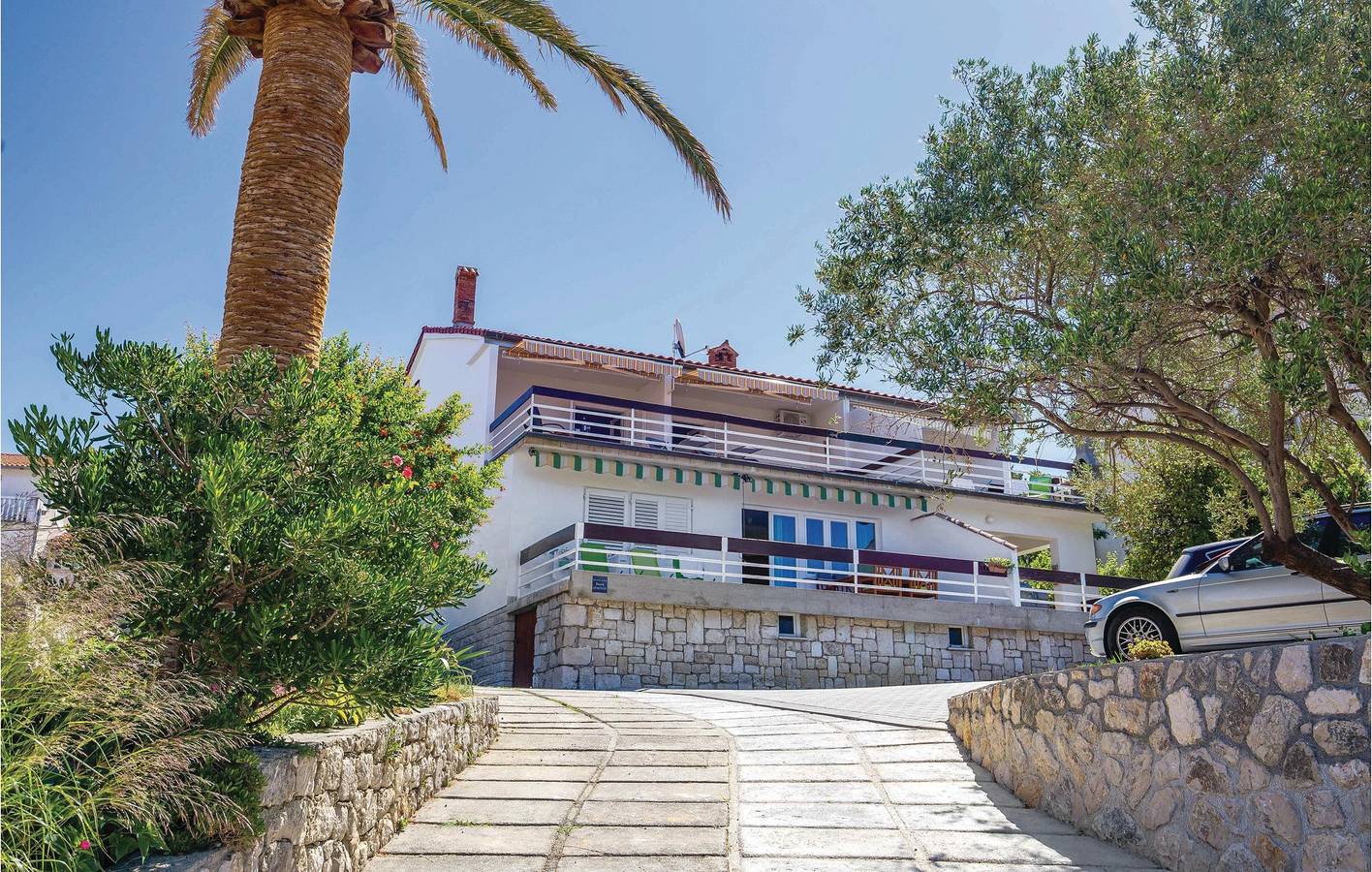 Ganze Ferienwohnung, Gemütliche Ferienwohnung mit Terrasse, WLAN und Parkplatz in der Nähe des FKK-Strandes Kandarola in Banjol, Rab