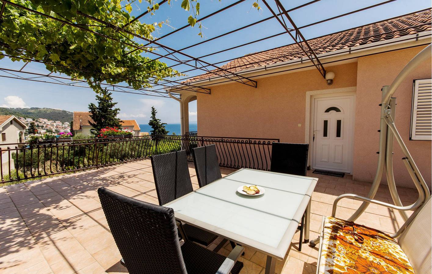 Ganze Ferienwohnung, Reizendes Apartment mit Meerblick in der Nähe des Strandes Uvala Bočići, mit Terrasse und Parkplatz in Okrug Gornji, Ciovo