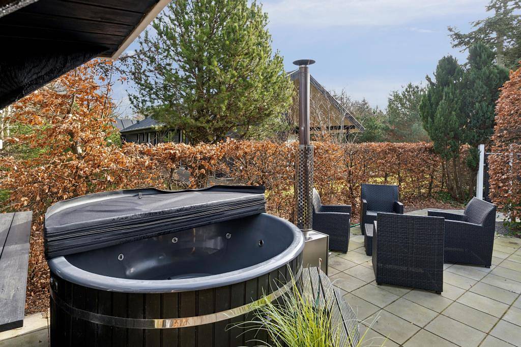 Idyllic holiday home with sauna, hot tub and space for the whole family in Norhede Vest, Ulfborg