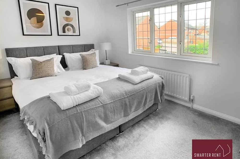 Knaphill - 2 Bedroom Terrace House - With Garden in Woking, Surrey