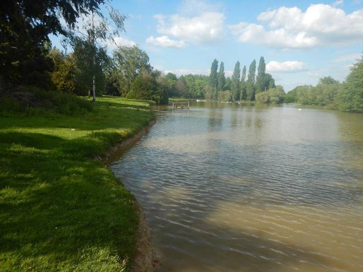 Location de vacances pour 8 personnes, avec vue et vue sur le lac ainsi que jardin et piscine à Villegenon - 4