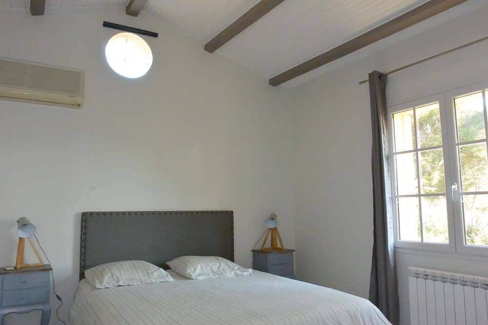 Villa avec piscine au coeur du Brusc dans un espace boisé, la mer à pied in Six-Fours-les-Plages, Côte méditerranéenne (France)