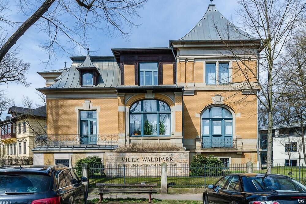 Ganze Wohnung, Hochwertiges Appartement (Souterrain) in denkmalgeschützter Villa in bester Lage in Blasewitz, Dresden
