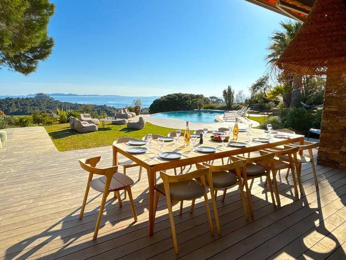 Location de vacances pour 12 personnes, avec piscine ainsi que jardin et vue dans Cabasson