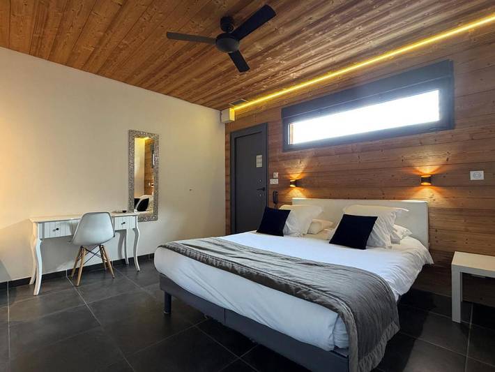Hôtel pour 3 personnes, avec Piscine à Saint-Vulbas