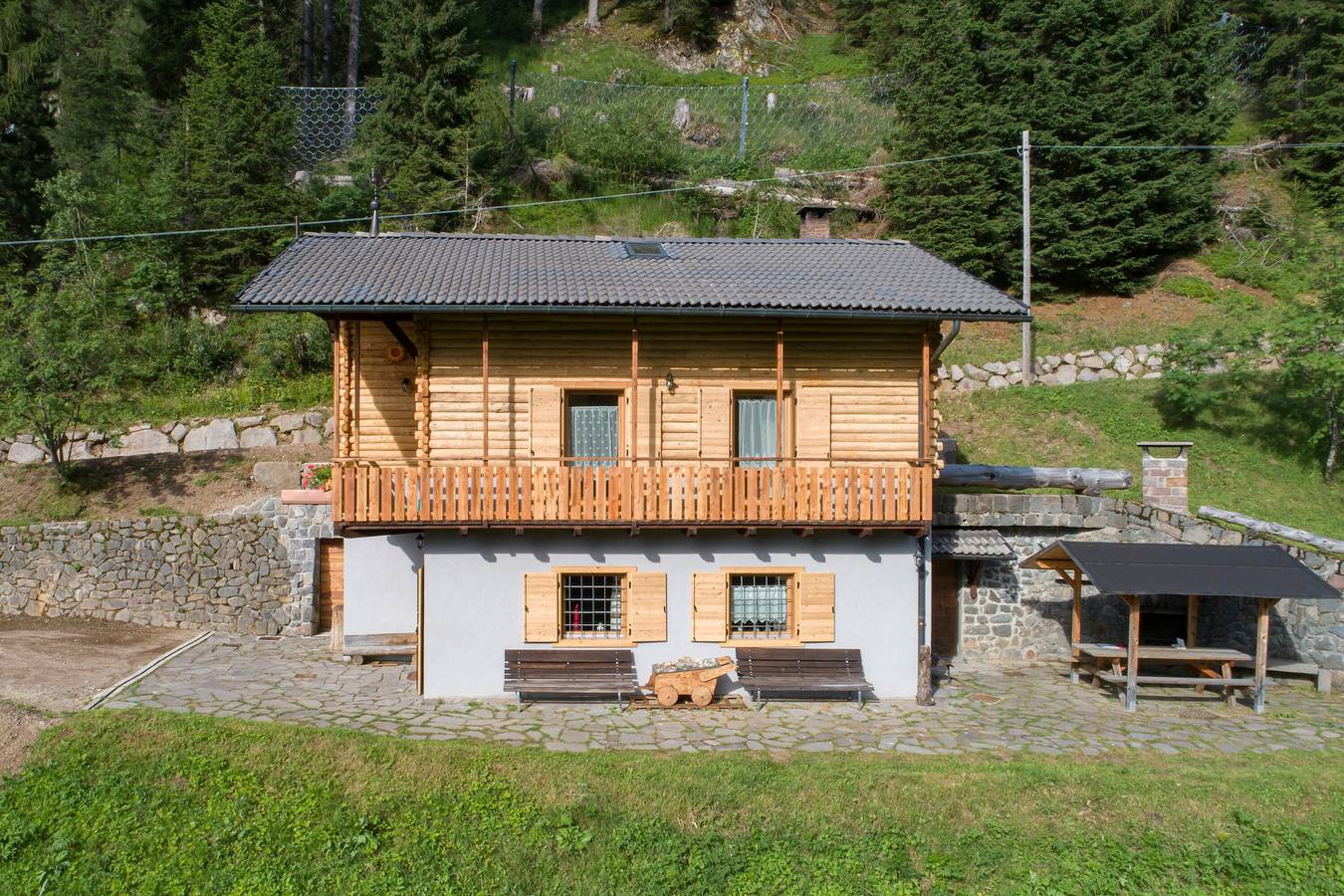 Chalet "Baita dei Minatori Val dei Mocheni" with Mountain View, Private Terrace & Wi-Fi in Palù del Fersina, Valsugana
