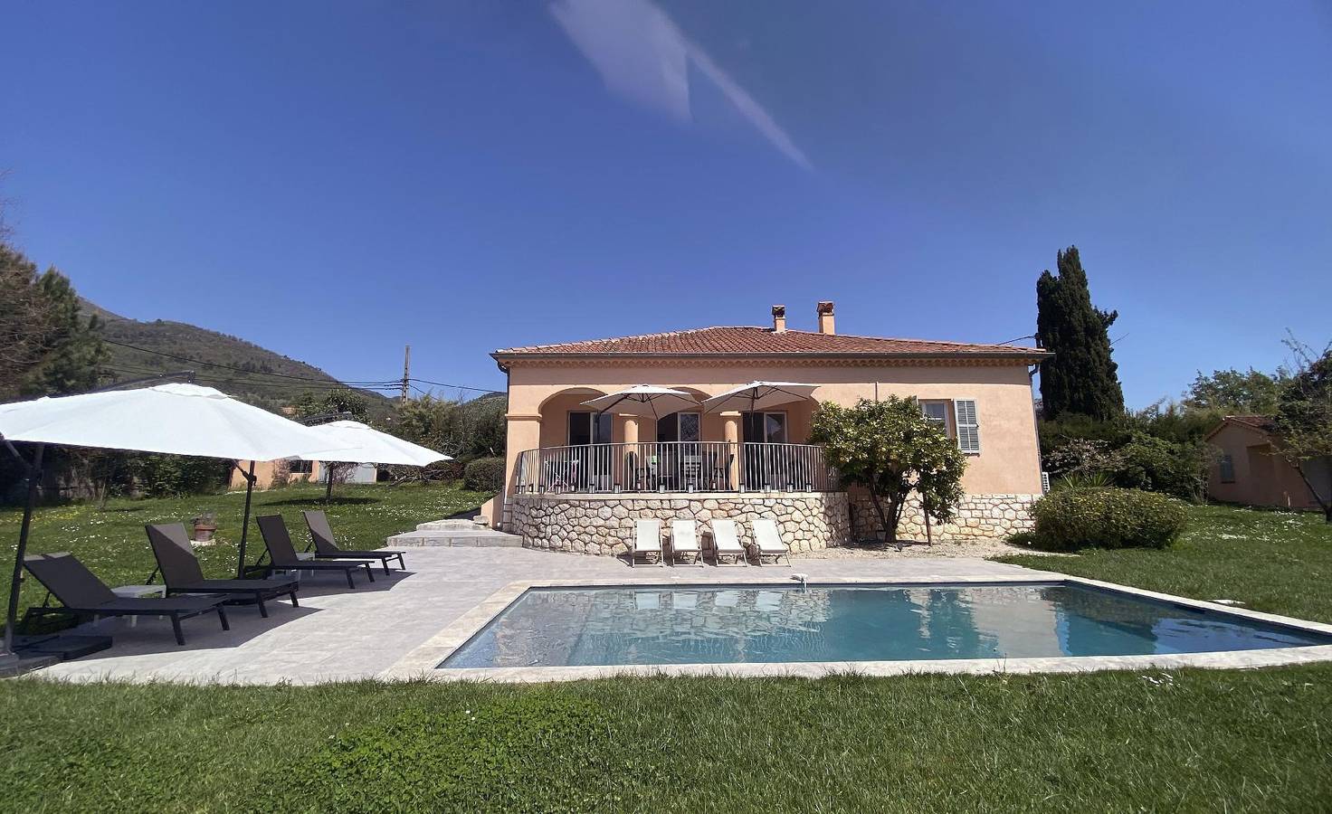 Spacious and elegant villa with large garden, swimming pool and 3 bedrooms with air conditioned in Vence (Alpes Marítimos), Region de Cannes