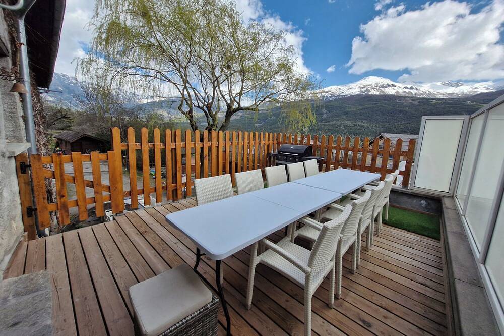 Large mountain village house with heated pool in Faucon-de-Barcelonnette, Barcelonnette und Umgebung
