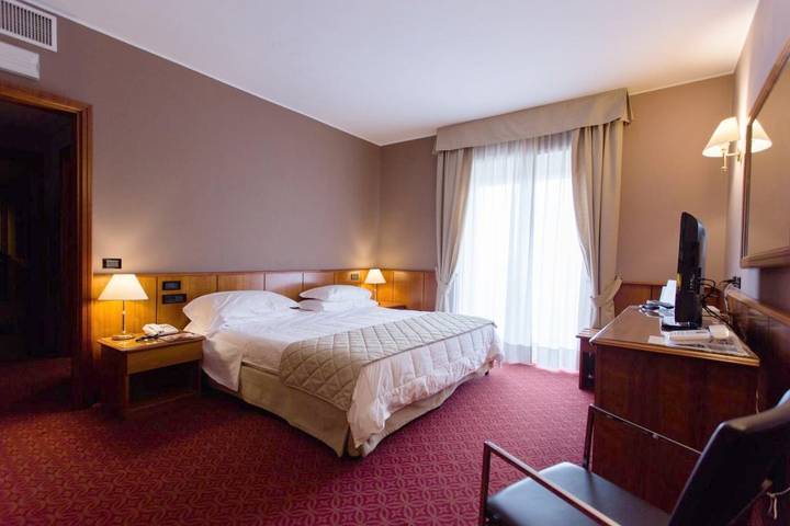 Hôtel pour 3 personnes, avec piscine et jardin ainsi que vue et sauna, animaux acceptés à Leinì - 4