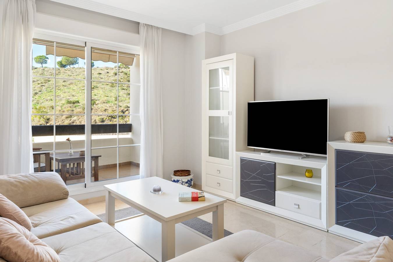 Entire apartment, Benalmádena-Arenal Golf Apartment with Shared Pool, Wi-Fi, and Air Conditioning in Torrequebrada, Benalmádena