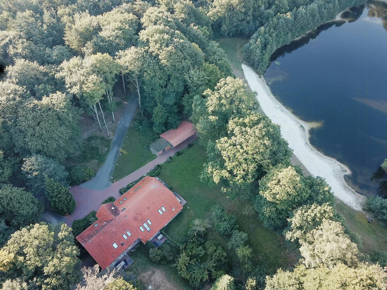 Ganze Wohnung, Forsthaus-Chic: Apartement mit See- und Waldblick in Friedeburg, Nordseeküste