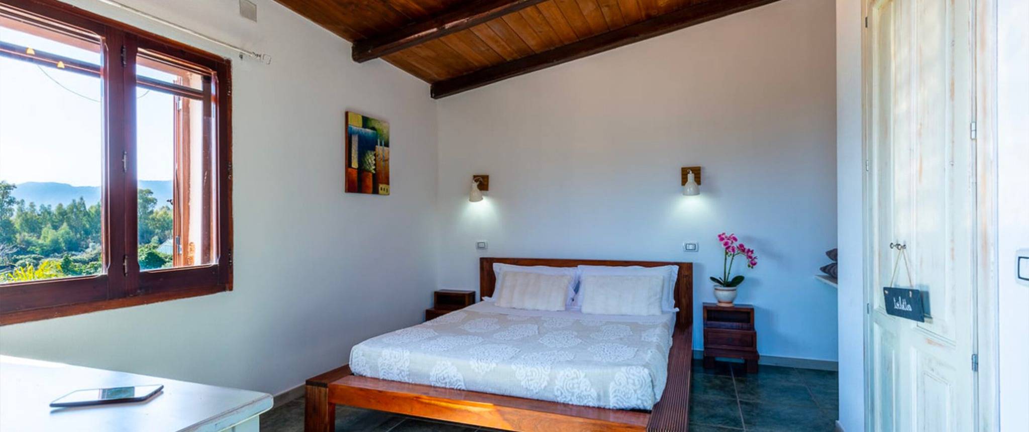 Camera 'Ginepro' con Vista Montagna, Wi-Fi e Aria Condizionata in Uta, Cagliari e Dintorni