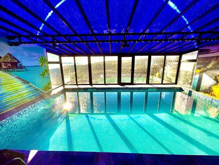 Appartement de vacances pour 7 personnes, avec piscine et jardin ainsi que vue et balcon