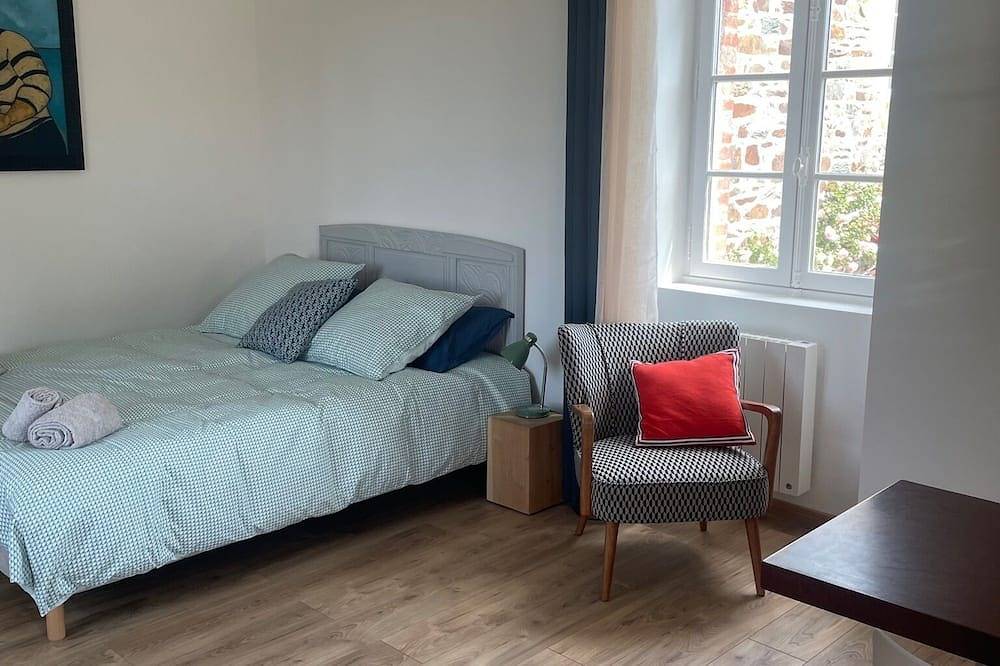 Ganze Wohnung, Between sea and land, charming 31m2 apartment in 18th century presbytery. in Pleudaniel, Rosa Granitküste