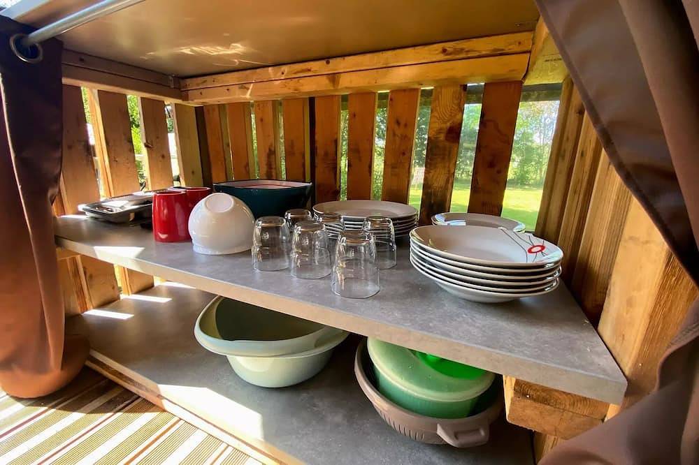 Cabane Perchee 2 Pers +possibilité tente sup 2 Ã  4 personnes - 2 pers. inclus dans le tarif in Puybrun, Lot