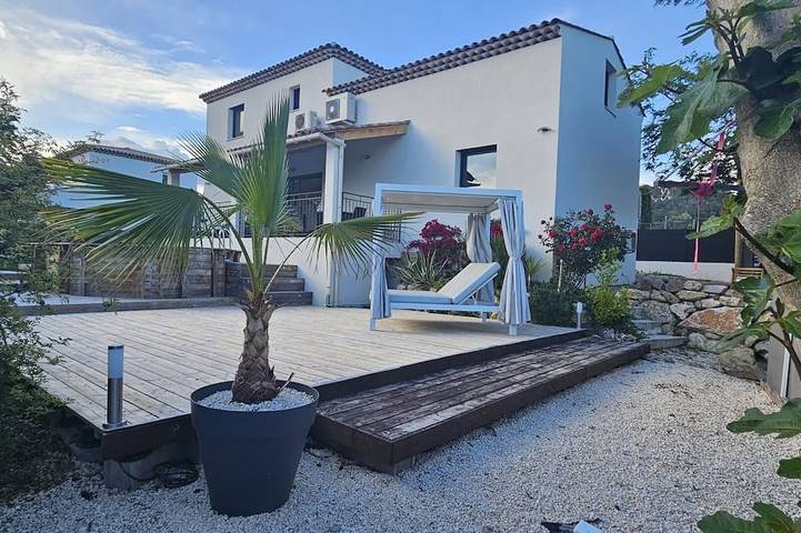 Location de vacances pour 8 personnes, avec jardin et terrasse à La Roquette-sur-Siagne