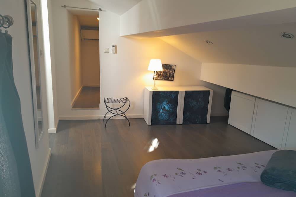 Appartement entier, Plein centre historique appartement cocoon très calme\n2 chambres climatisées in Avignon, Vaucluse