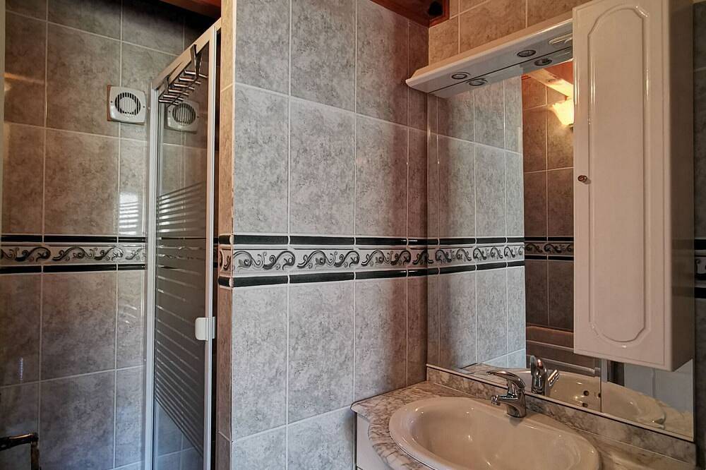 Gîte Authentique pour 2-3 Pers. avec Cour, Terrain et Pêche, à Proximité de Brioude et Blesle in Lorlanges, Haute-Loire