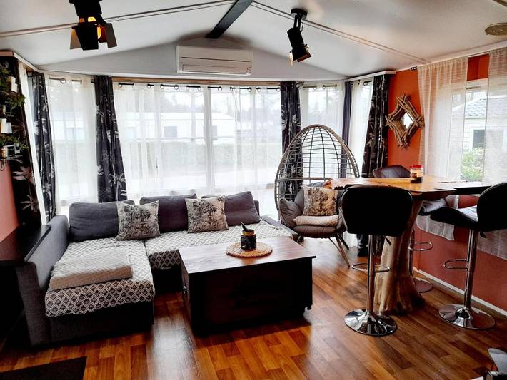 Camping pour 5 personnes, avec jacuzzi et terrasse ainsi que piscine et jardin, animaux acceptés