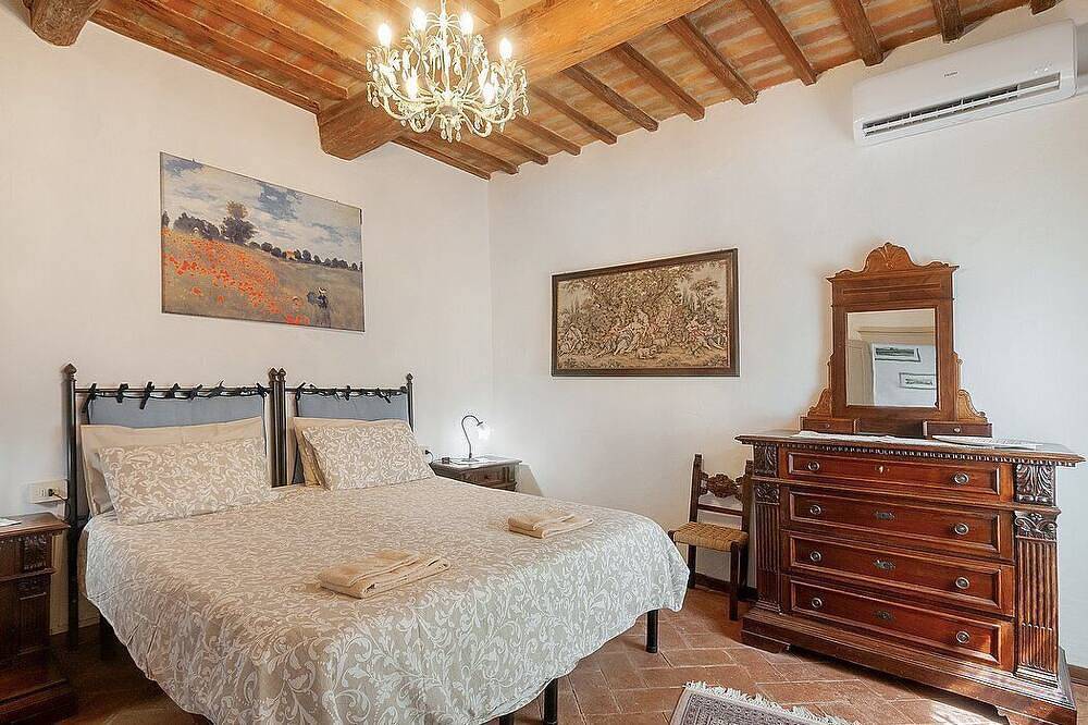 Villa Monasia: A characteristic and welcoming two-story apartment that is part of an ancient country house made of stone, with Free Wi-Fi. in Alberi, Chianti