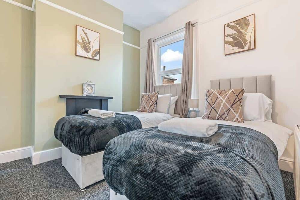 Spacious Warwick Stay | Contractors & Families in Warwick, Warwickshire