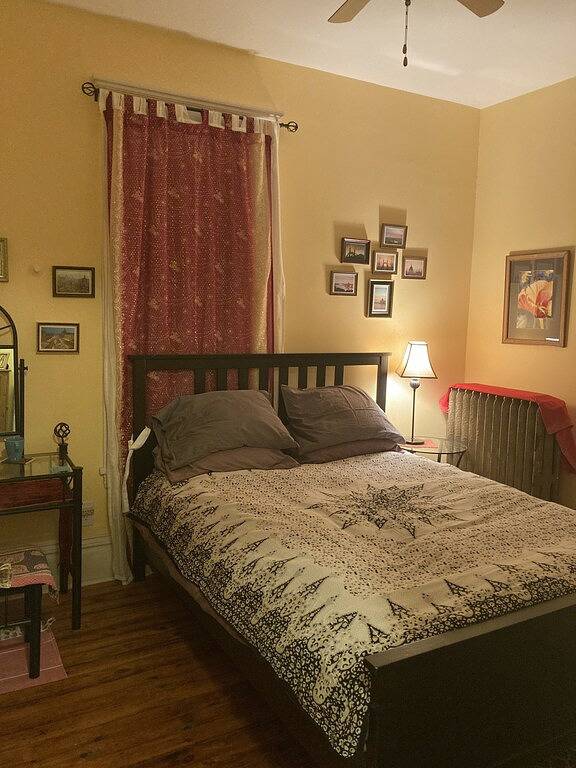 Private room in shared home with full kitchen, living room, and yoga space. in Minneapolis, Twin Cities