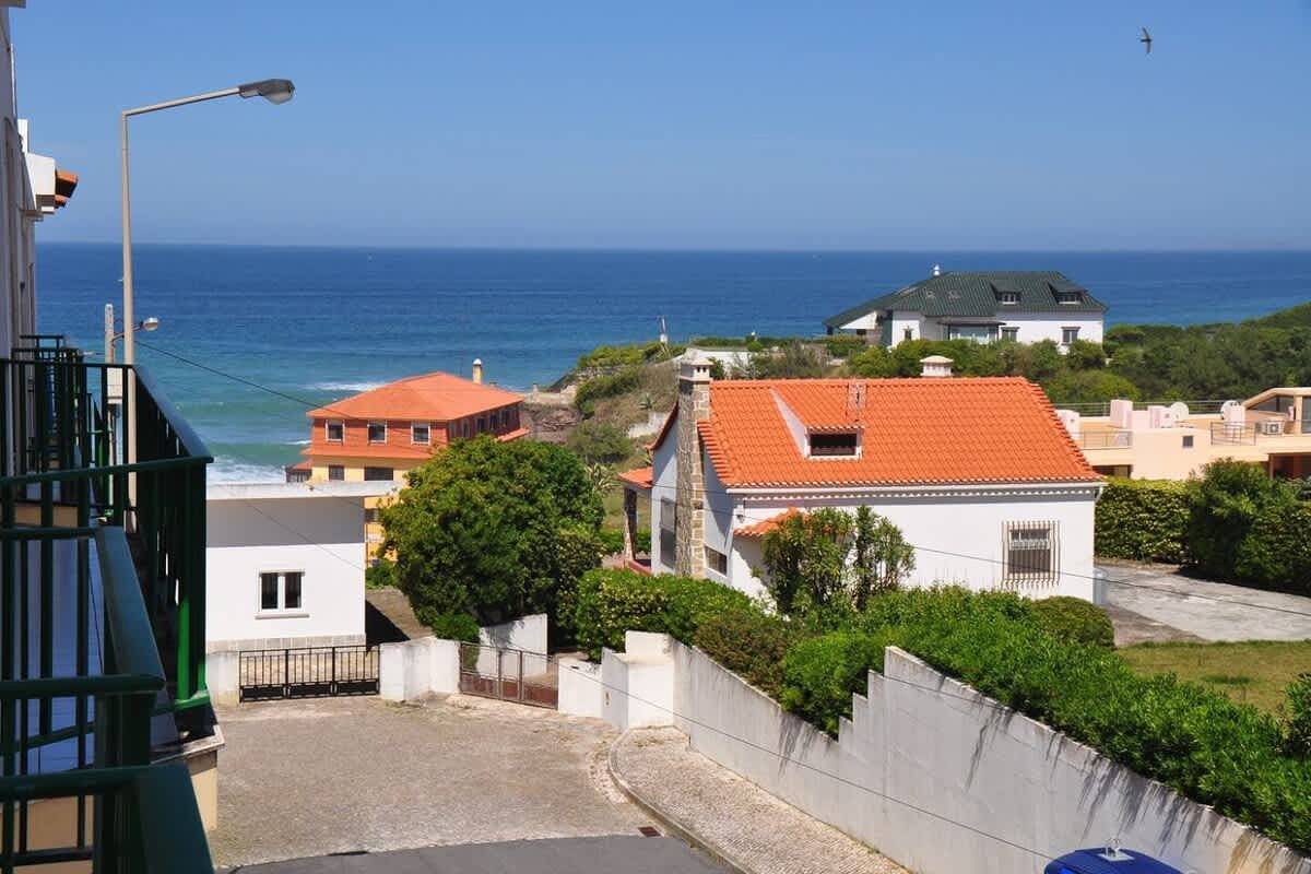 Ganze Wohnung, Ferienwohnung für 8 Personen mit Balkon/Terrasse in Praia da Areia Branca, Lourinhã