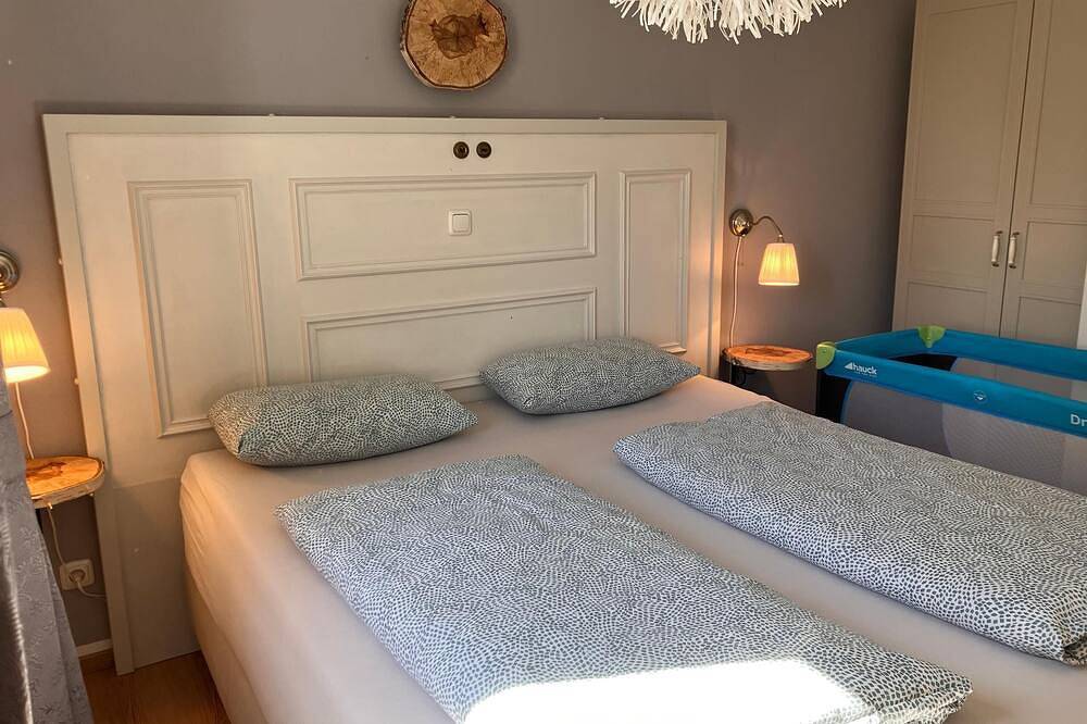Ganze Wohnung, 39qm-große Ferienwohnung mit Blick in den Garten in Regensburg, Ostbayern