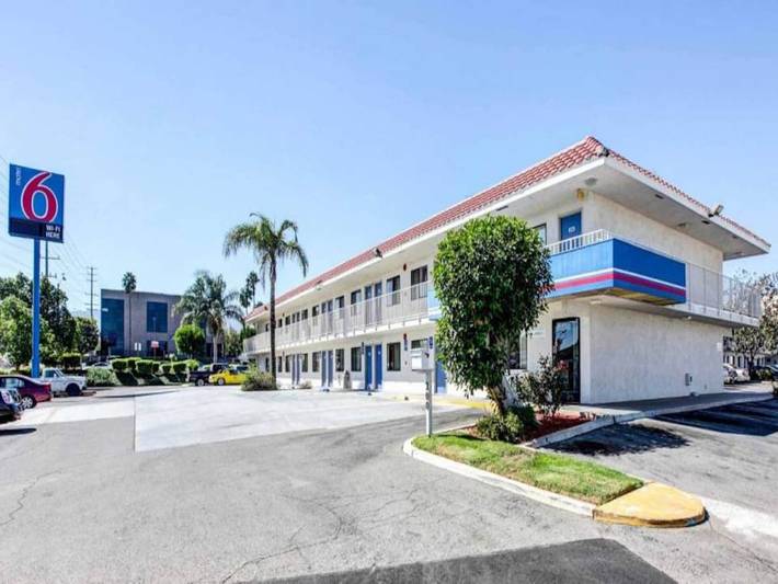 Apartamento entero, 1 cama matrimonial | Ducha adaptada para personas con discapacidad in Corona, Riverside County