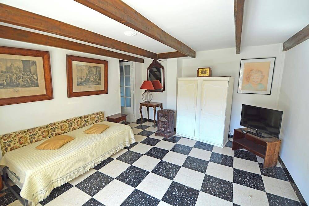 Former Ardèchoise farmhouse 12/14p 6 bdrms Private heated swimming pool not overlooked in Viviers, Privas