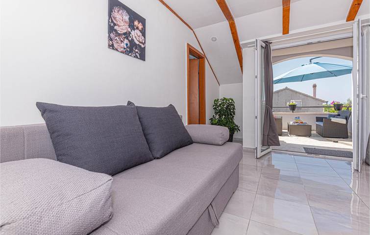 Modernes 2-Zimmer-Apartment mit Pool, WLAN und Terrasse in der Nähe des Stadtzentrums in Dalmatinisches Zagora