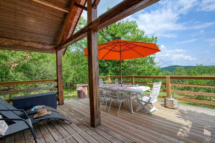 Gîte pour 7 personnes, avec Terrasse et Jardin ainsi que Piscine et Sauna à Orliaguet